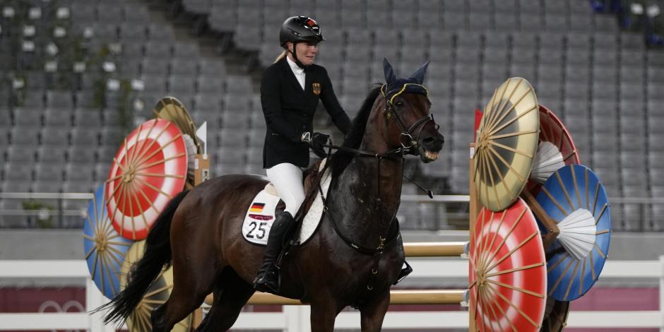 La alemana Annika Schleu llora luego de que su caballo no le hace caso en la final de pentatlón moderno femenil en Tokio 2020.
