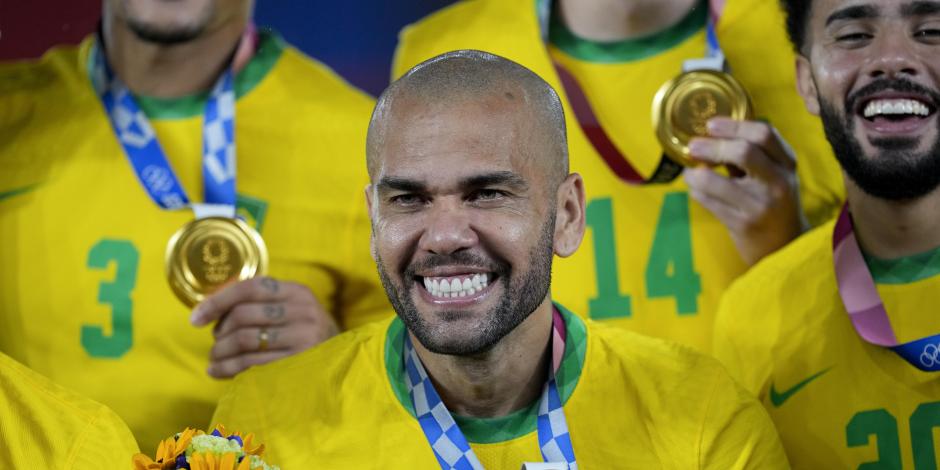 Dani Alves celebra con su presea de oro después de que Brasil venció a España en la final de futbol varonil de Tokio 2020.