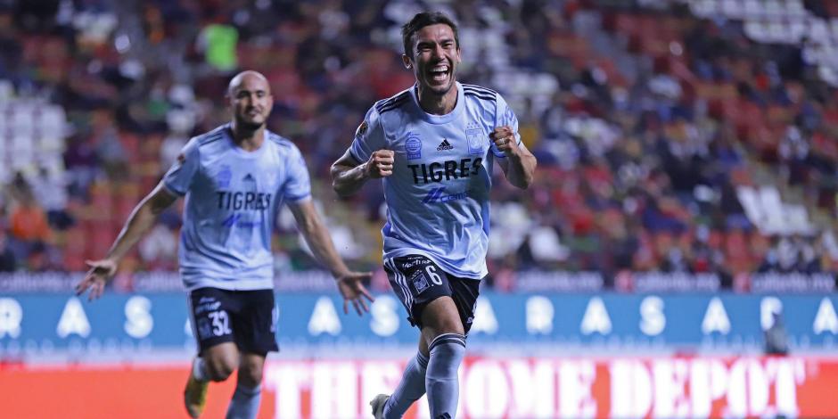 Jugadores de Tigres celebran un gol en la Liga MX.
