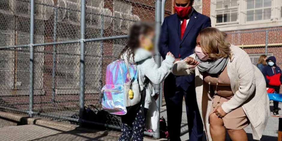 Meisha Porte, encargada del Departamento de Educación de la ciudad de Nueva York, saluda a los alumnos a su regreso a la escuela, en Manhattan, el 26 de abril de 2021