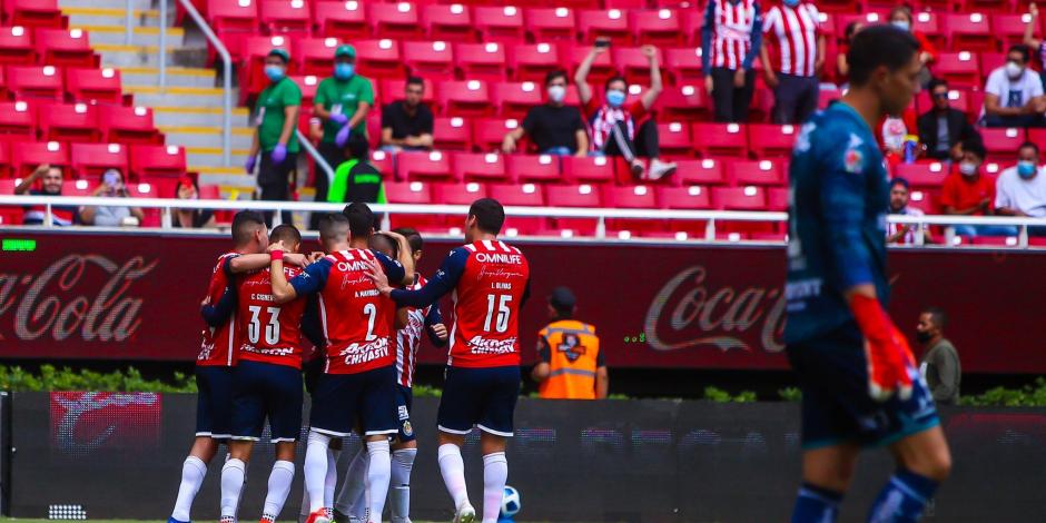Jugadores de Chivas festejan un gol contra FC Juárez en la Liga MX.