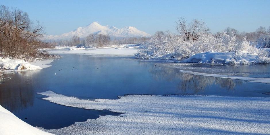 Helicóptero cae en lago de Rusia; reportan 7 turistas desaparecidos.