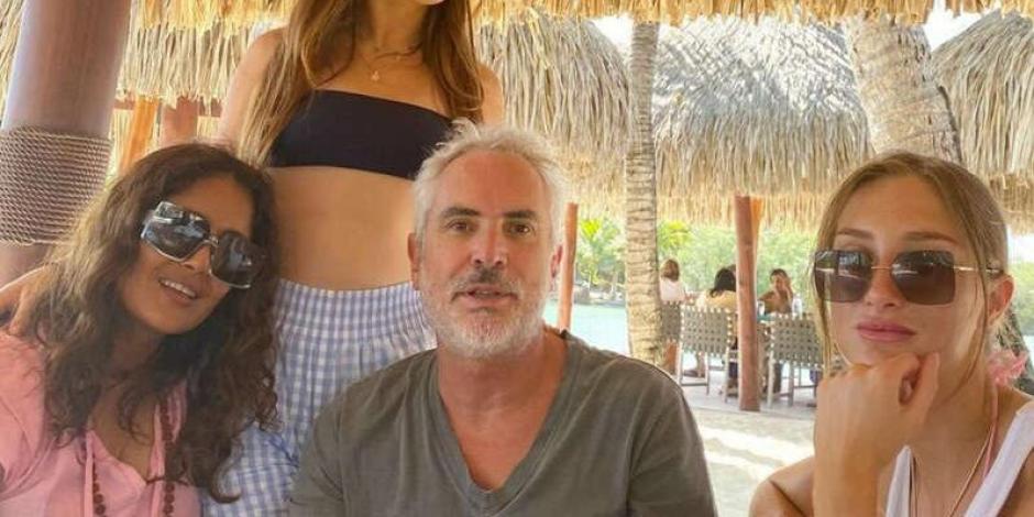 Salma Hayek, Alfonso Cuarón y sus hijas se van de vacaciones a Bora Bora