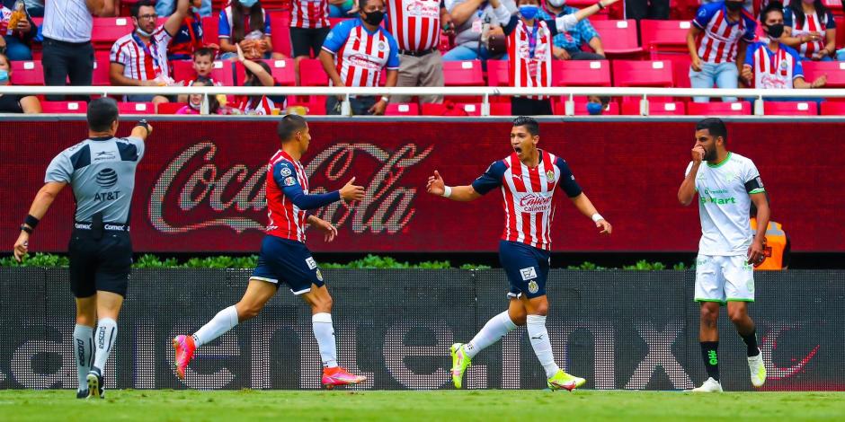 Jugadores de Chivas festejan un gol contra Juárez en la Fecha 3 del Torneo Grita México Apertura 2021.