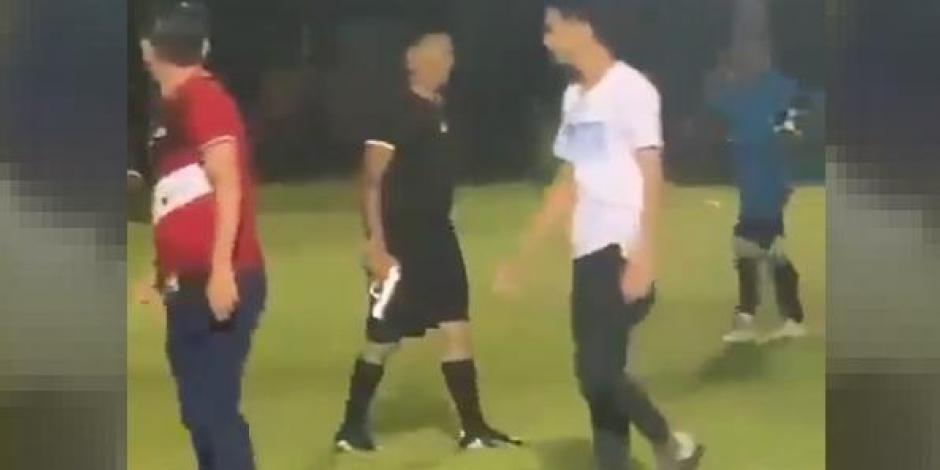 VIDEO) Árbitro saca pistola en un partido de futbol