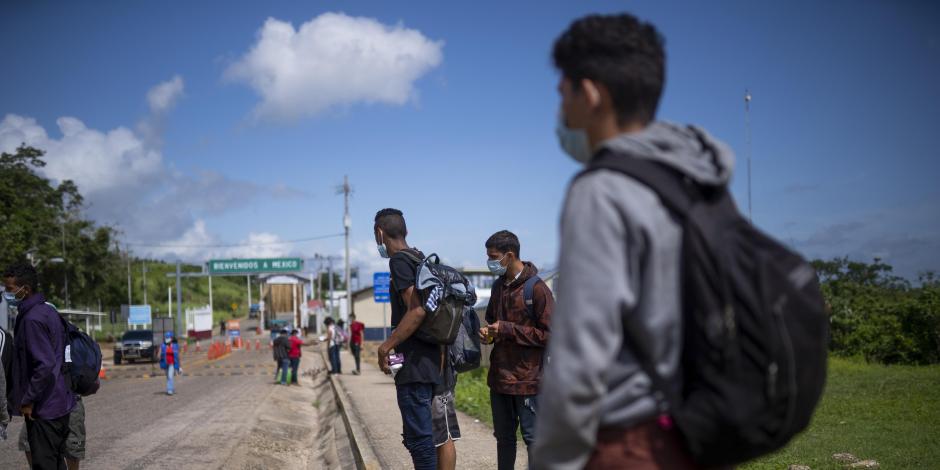 migrantes centroamericanos son dejados en El Ceibo, Guatemala, el 12 de agosto.