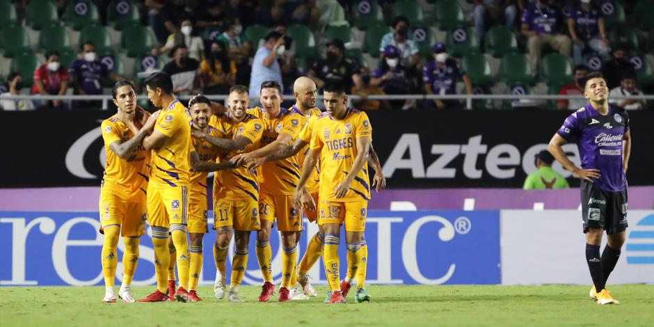 Jugadores de Tigres celebran un gol ante Mazatlán en la Liga MX