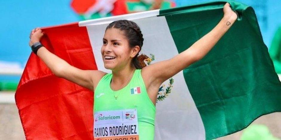 La mexicana Sofía Ramos después de conquistar la presea áurea en los 10 km de marcha del Mundial de atletismo Sub 20.