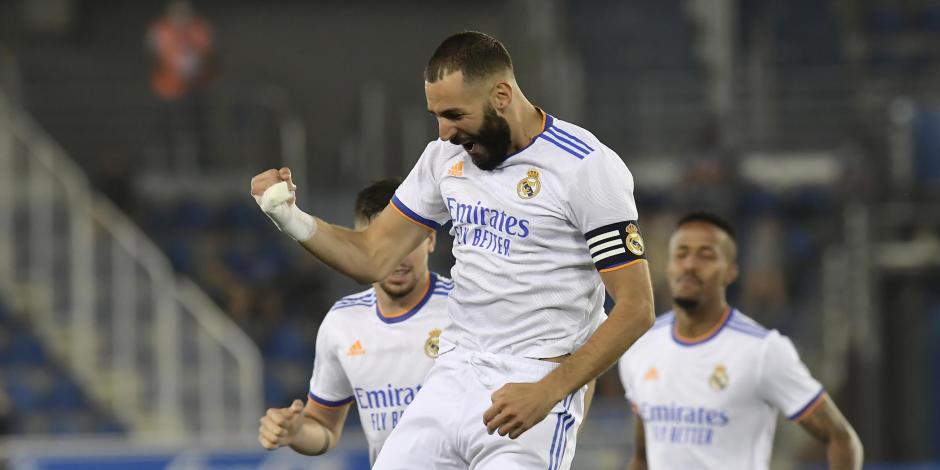 Karim Benzema festeja uno de los goles con los que el Real Madrid derrotó al Alavés en la Fecha 1 de LaLiga el pasado 14 de agosto.