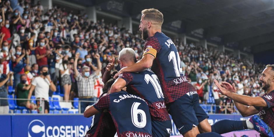 Futbolistas del Huesca, club dirigido por Nacho Ambriz, celebran uno de sus goles contra el Cartagena en la Fecha 2 de la Segunda División de España.