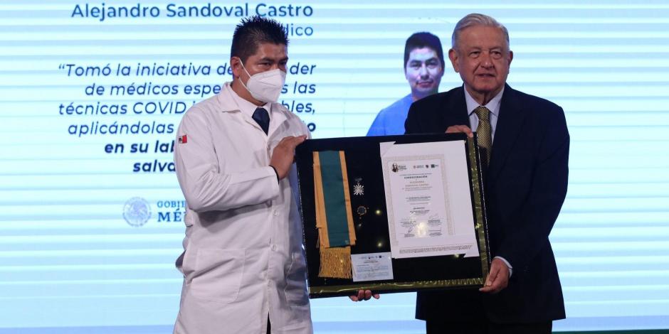 Andrés Manuel López Obrador, Presidente de México, durante la conferencia de prensa donde se entregó la condecoración Miguel Hidalgo a 6 mil 650 integrantes del sector salud