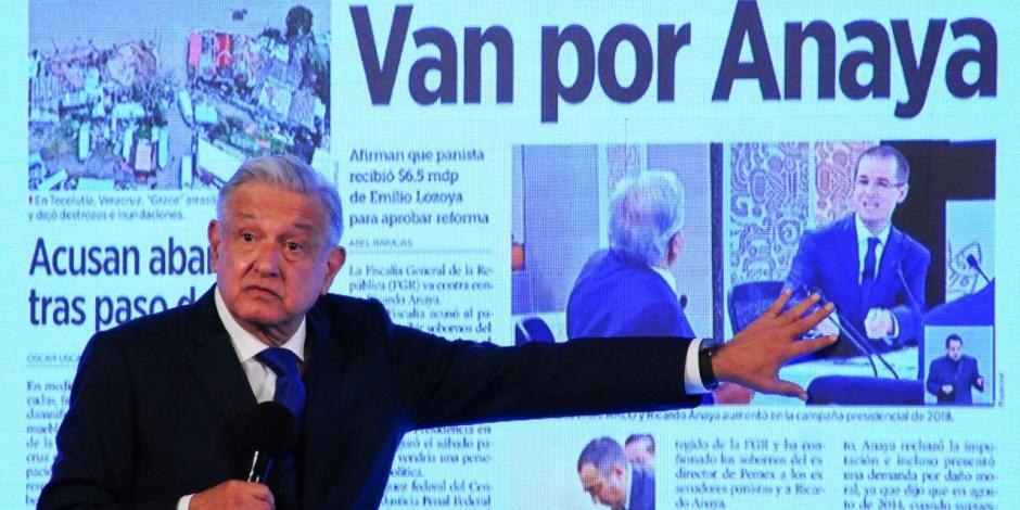 Andrés Manuel López Obrador, presidente de México, presenta una nota referente a Ricardo Anaya durante su conferencia matutina.