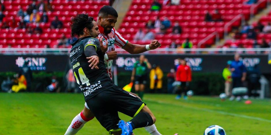 Una acción del duelo entre Chivlas y Necaxa de la Liga MX