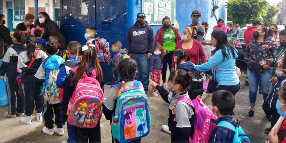 Menores toman distancia para ingresar al plantel "Voceadores de México" en su regreso a clases presenciales.