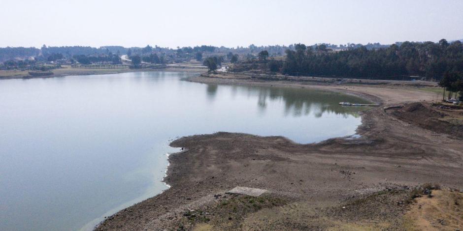 La presa Villa Victoria con niveles bajos de las reservas del Sistema Cutzamala, en abril (foto archivo)