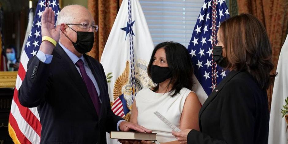 Ken Salazar hizo su juramento en la oficina ceremonial de la vicepresidenta de EU, Kamala Harris.