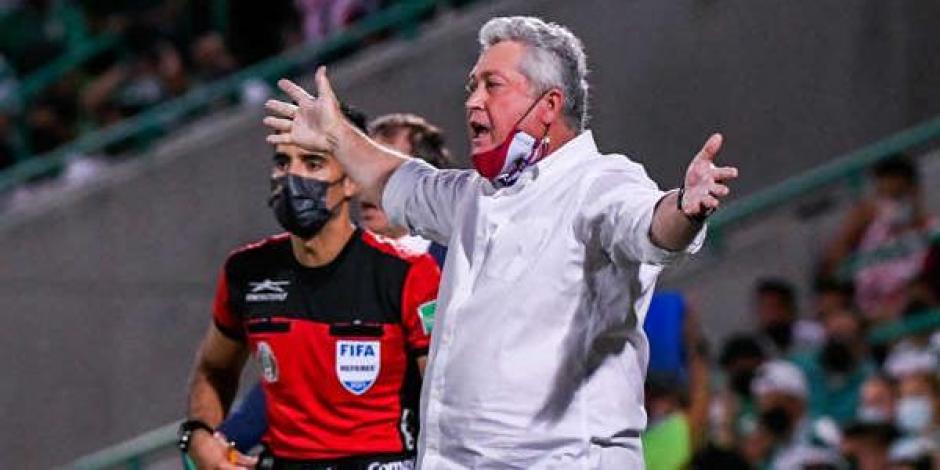 Víctor Manuel Vucetich reacciona molesto por una acción durante un partido de Chivas en el Torneo Grita México Apertura 2021.