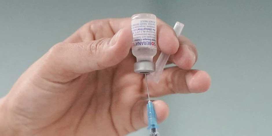 Una enfermera prepara una dosis de la vacuna Soberana, en Cuba