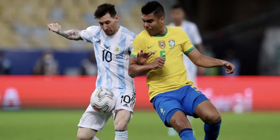 Lionel Messi y Casemiro durante el Argentina vs Brasil en la final de la Copa América, el pasado 10 de julio.