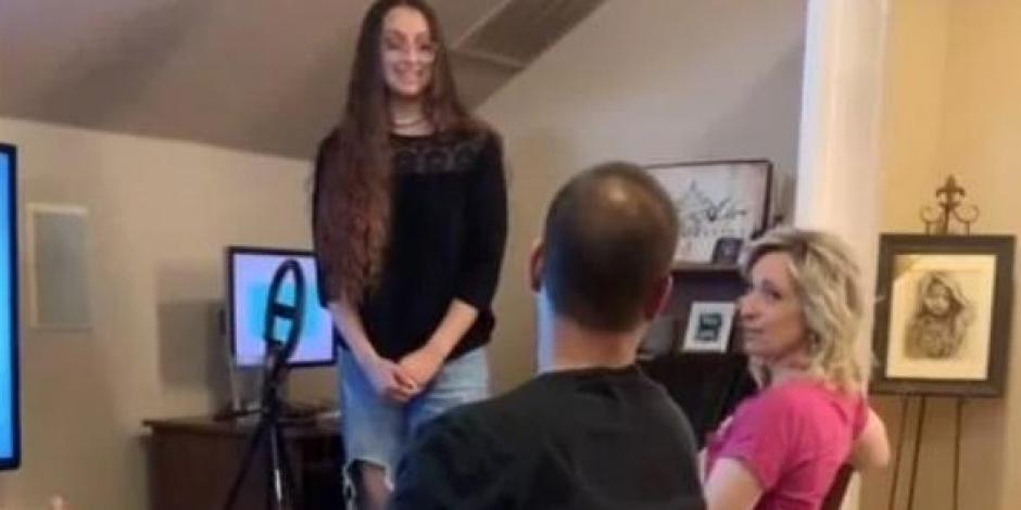 Mujer explica a sus padres que es una bailarina exótica con una presentación de PowerPoint