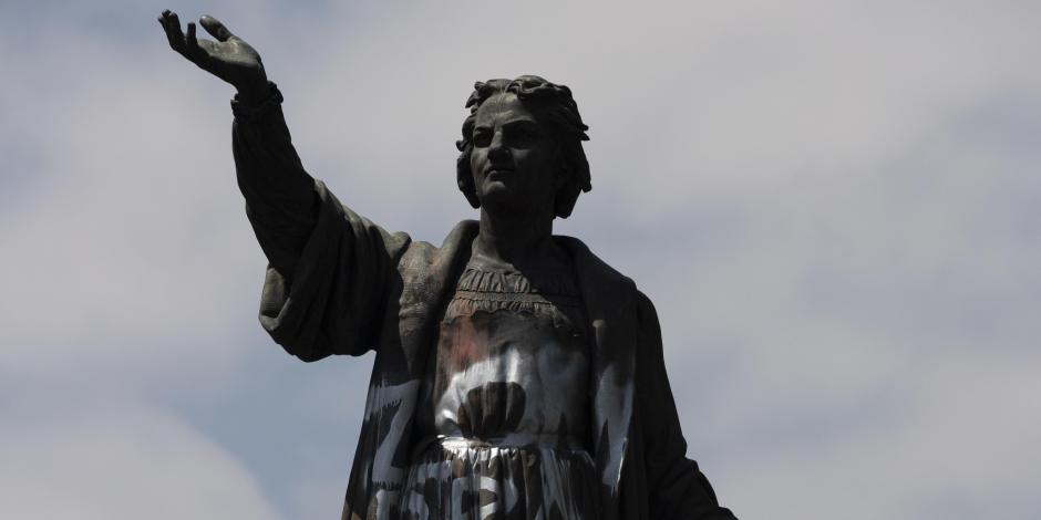 La estatua de Cristóbal Colón (en imagen de archivo) antes de ser retirada de Paseo de la Reforma, en octubre de 2020.