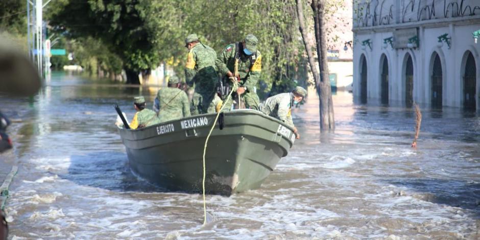 Elementos del Ejército se alistan para el rescate de las personas atrapadas tras las inundaciones en Hidalgo.