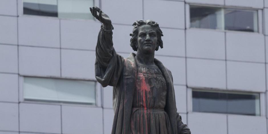 La estatua del Cristóbal Colón antes de ser retirada de Paseo de la Reforma.