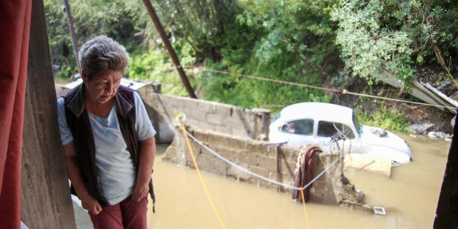 Estela Alcántar, de 80 años, perdió su patrimonio por las inundaciones; ahora pide ayuda, pues vive sola.