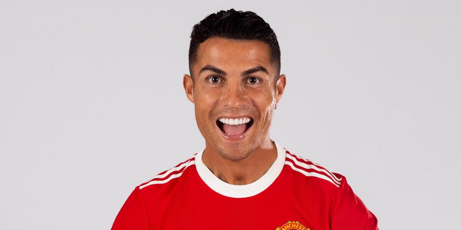 Cristiano Ronaldo posa con la playera del Manchester United, equipo al que regresó después de 12 años.