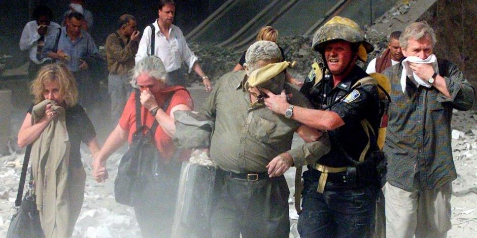 Socorristas ayudan a sobrevivientes durante los atentados del 11-S.
