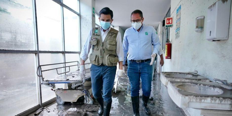 El director del IMSS, Zoé Robledo, supervisó las afectaciones en el Hospital General de Tula, ayer.