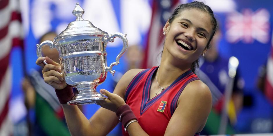 Emma Raducanu sostiene el trofeo que conquistó en el US Open luego de derrotar en la final femenil a Leylah Fernández.