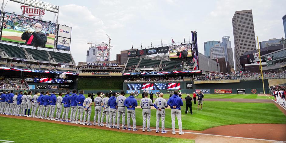 Jugadores de Minnesota Twins y Kansas City Royals guardan un minuto de silencio previo a su partido de la MLB en honor a las víctimas del 11 de septiembre de 2001.