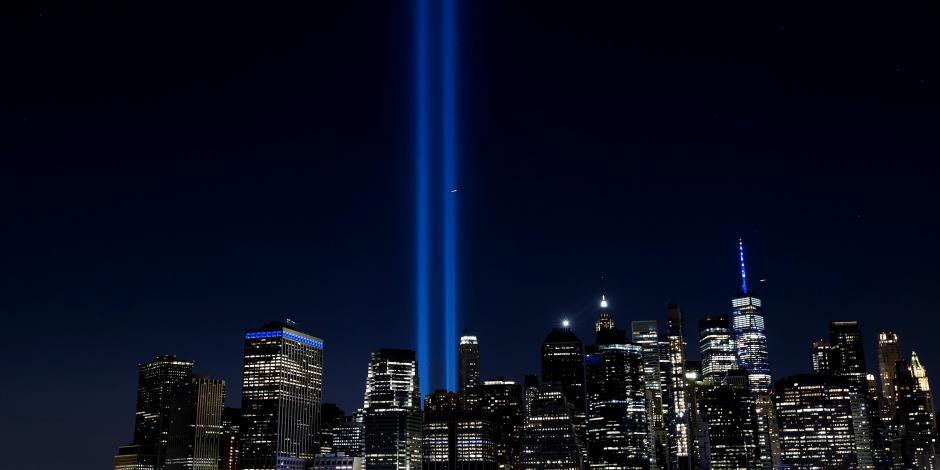 Desde Brooklyn Bridge Park en Nueva York también se apreciaron las luces para conmemorar los ataques terroristas.
