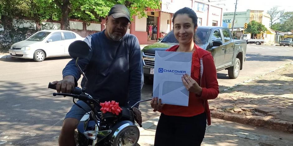 Una joven de Paraguay agradeció los sacrificios que su padrastro tuvo que hacer para costear sus dos licenciaturas, comprándole una moto en su cumpleaños