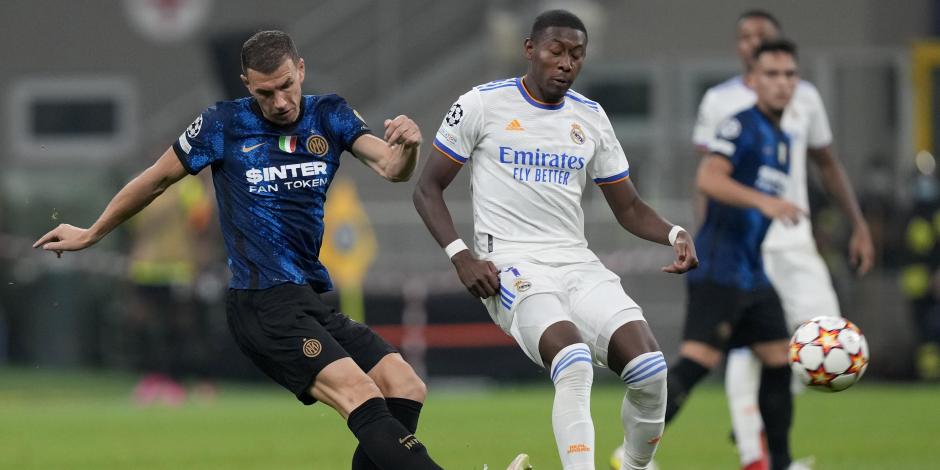 Edin Dzeko saca un tiro ante la marca de David Alaba durante el duelo celebrado en Italia entre el Inter de Milán y el Real Madrid.