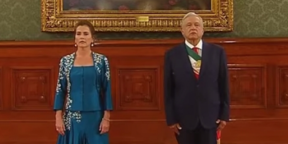 Beatriz Gutiérrez Müller lució un vestido azul de tres piezas en el Grito de Independencia