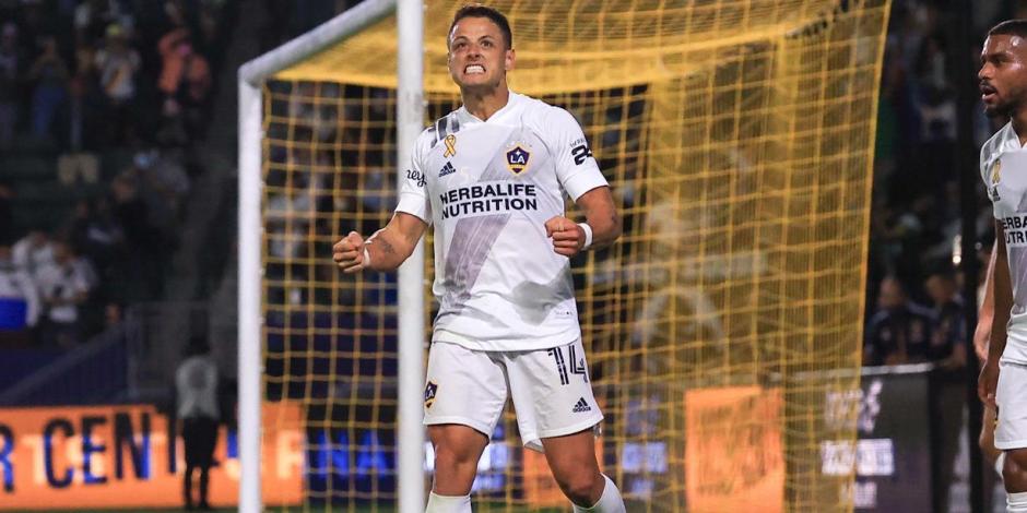 Javier "Chicharito" Hernández festeja el gol con el que le dio el empate al Galaxy contra el Dynamo en actividad de la MLS.