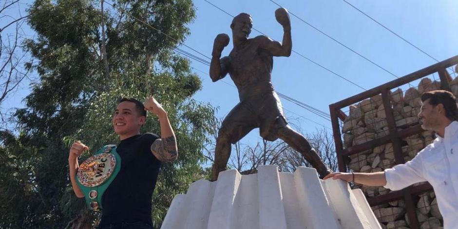 Óscar Valdez posa con la estatua que se hizo en su honor tras vencer a Óscar Valdez en su más reciente pelea de box.
