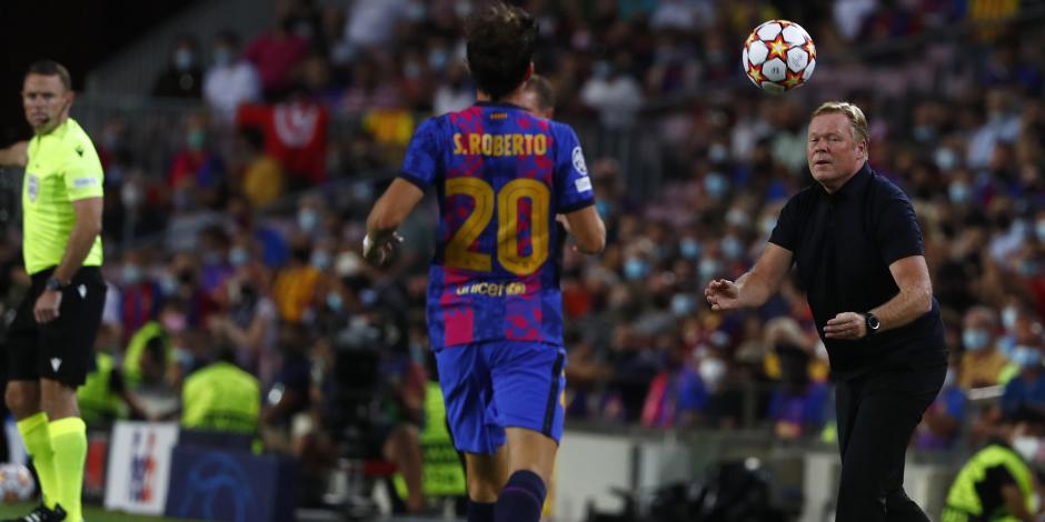 Ronald Koeman le devuelve el balón a Sergi Roberto en el juego entre Barcelona y Bayern Múnich el pasado 14 de septiembre.