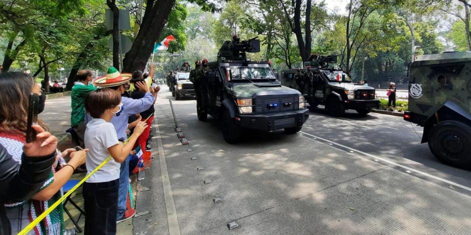 Elementos de las fuerzas armadas desfilan sobre avenida Paseo de la Reforma.
