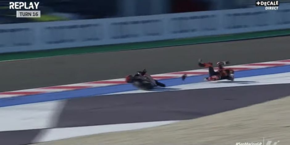 Momento exacto del accidente del piloto turco Deniz Öncü en las prácticas del Gran Premio de San Marino de MotoGP.
