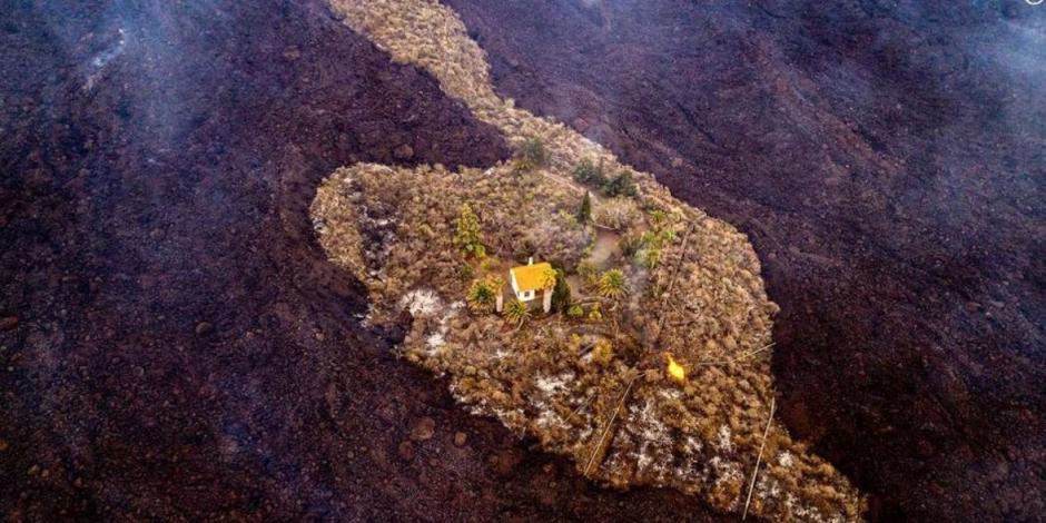 Impactante imagen del paso de la lava y una casa que se salvó