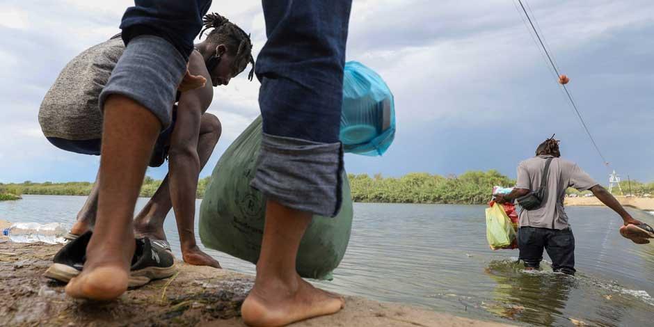 La imagen da cuenta del éxodo de migrantes haitianos a través del río Bravo
