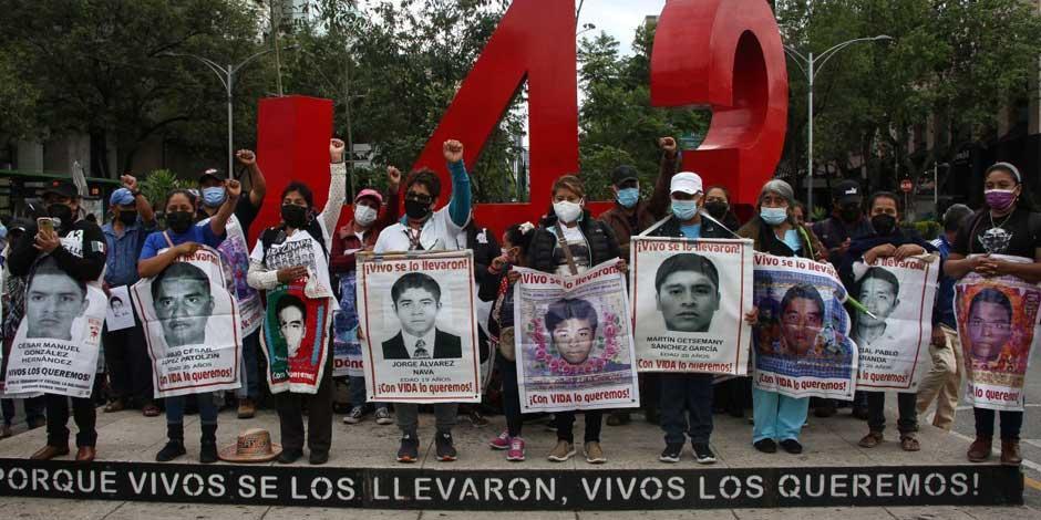 Padres de los 43 desaparecidos de Ayotzinapa frente al antimonumento en Reforma
