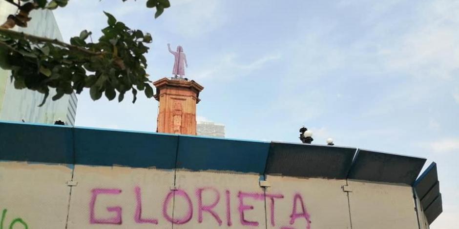 Después de colocar una estatua, feministas escribieron los nombres de víctimas de violencia en las vallas metálicas.