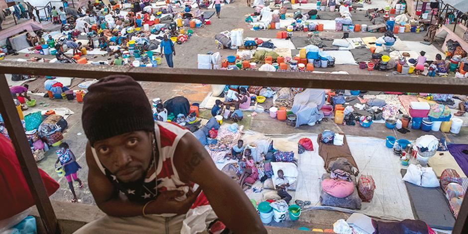 Deportados y afectados por las pandillas abarrotan un deportivo en Puerto Príncipe, el pasado 25 de septiembre.