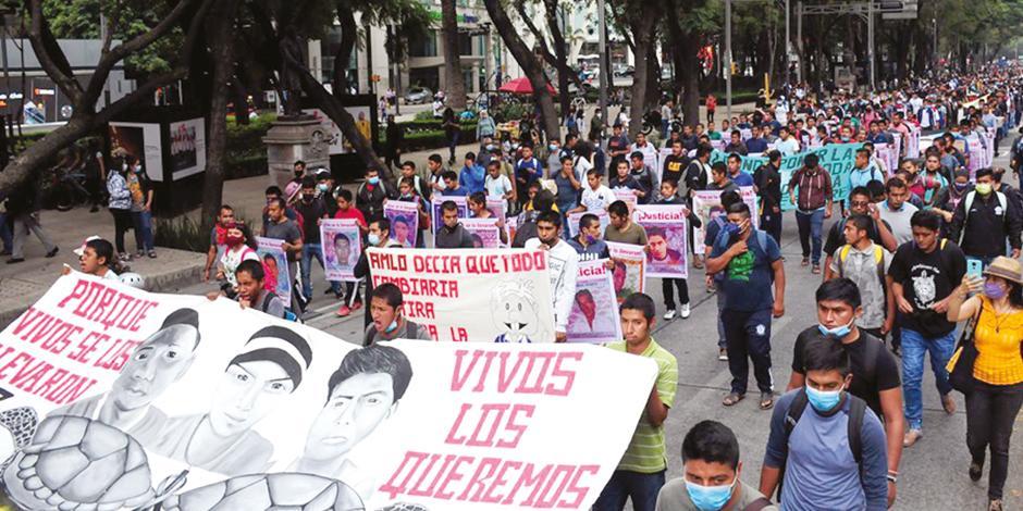 Familias de los 43 normalistas, acompañadas por estudiantes de escuelas normales, marcharon por calles de la capital del país, ayer.