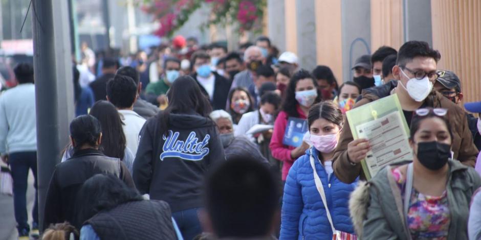 Cientos de jóvenes hacen fila para recibir vacuna contra COVID en Iztapalapa.