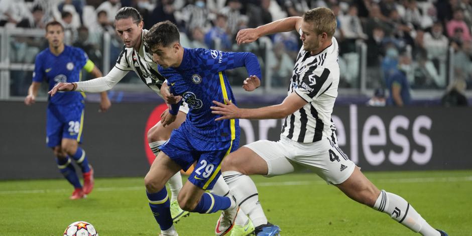 Kai Havertz, del Chelsea, intenta pasar ante la marca de Adrien Rabiot (izquierda) y Matthijs de Ligt (derecha), de la Juventus, en el Allianz Stadium.